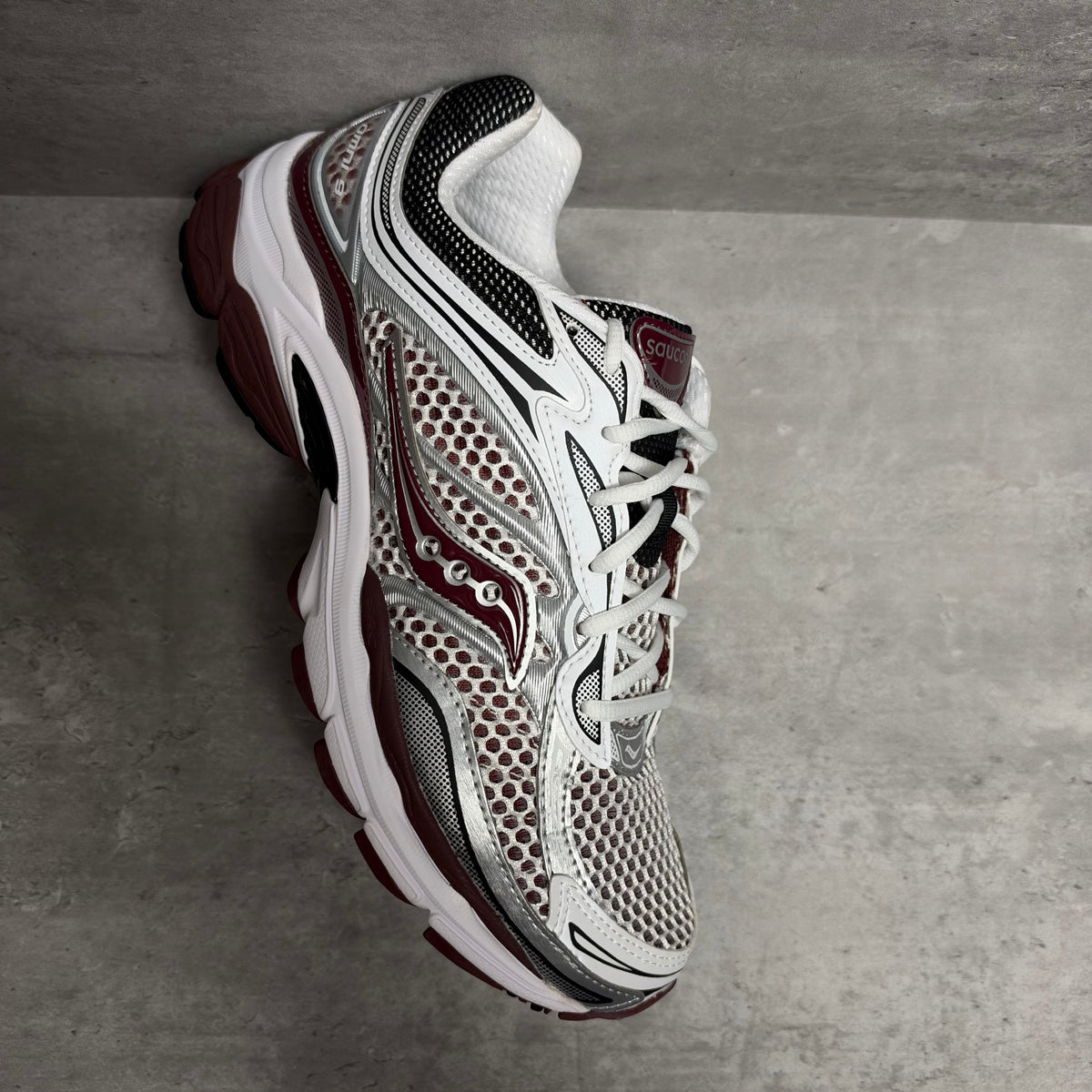 Saucony Progrid Omni 9 'White / Maroon'