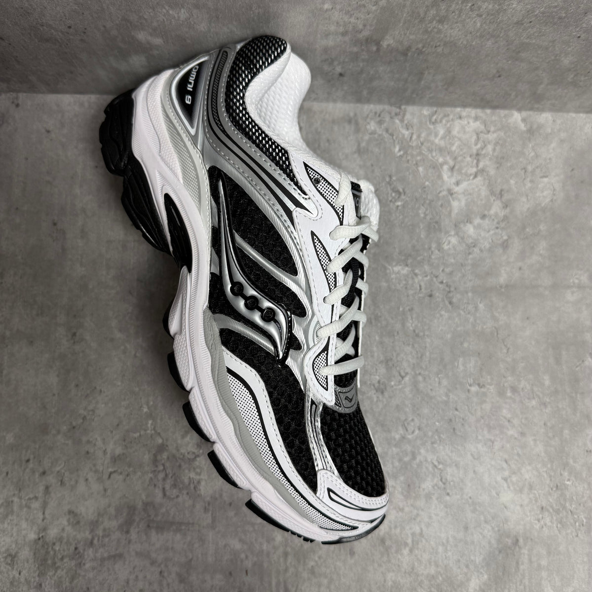 Saucony Pro Grid Omni 9 Black White - Cheshire Creps