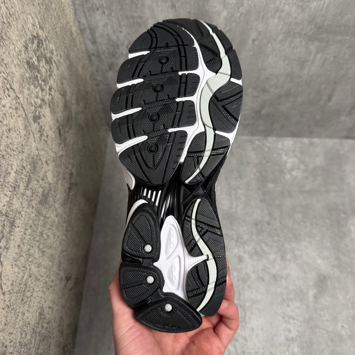 Saucony Pro Grid Omni 9 Black White - Cheshire Creps