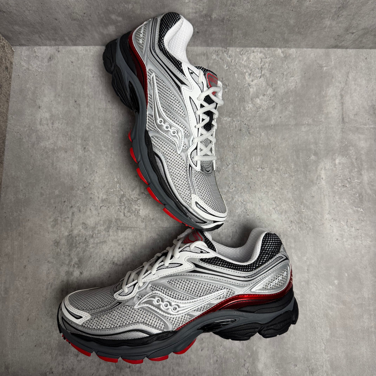 Saucony Pro Grid Omni 9 Crimson Red - Cheshire Creps