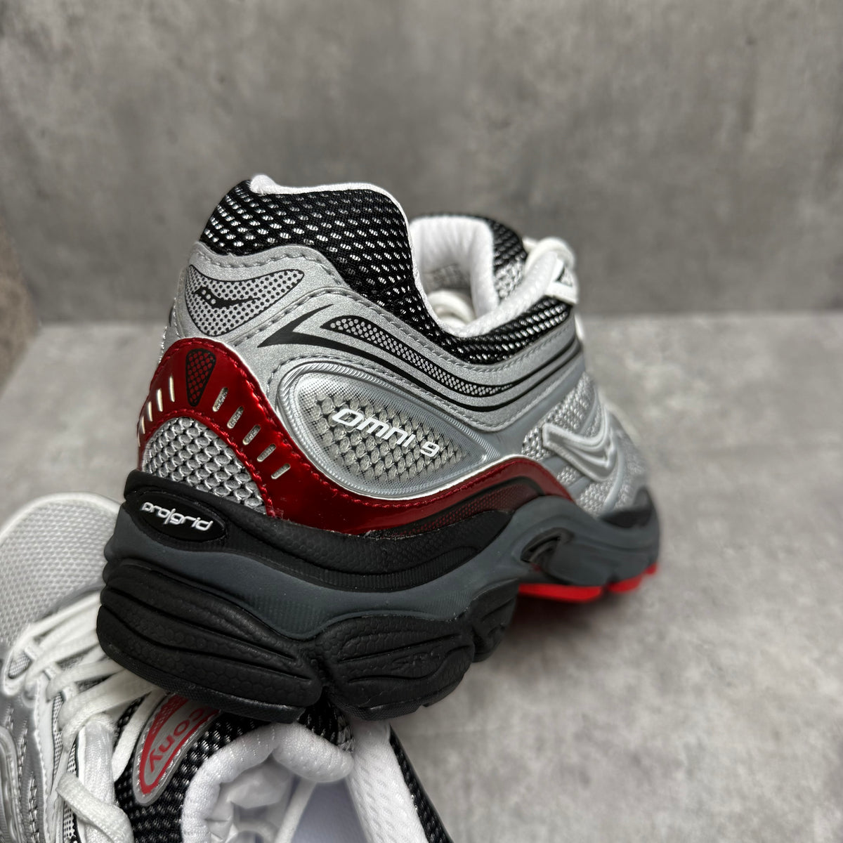 Saucony Pro Grid Omni 9 Crimson Red - Cheshire Creps
